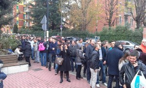 in fila davanti al consolato di Bologna