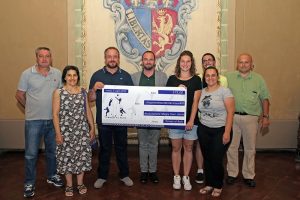 Luciano Ciuffreda, Stefania Scapoli, Prisco Licciardi dell’Associazione Magie Over Limits, l’assessore allo Sport, Davide Tronconi, la testimonial del torneo Claudia Zanotti e gli organizzatori del torneo Michela Sartori di Ciak, Lorenzo Malavolti della Tabaccheria di Pontesanto e Gabriele Mazzolani presidente del Motoclub della Polizia Municipale.