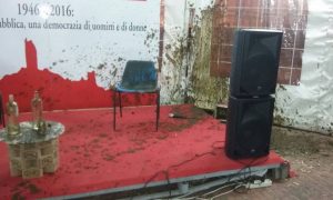 Secchio di letame contro enrico rossi a san miniato foto fonte controradio.it