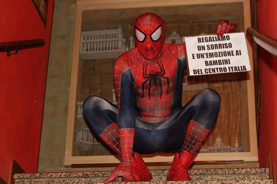 “SPIDERMAN” A PIEDI VERSO AMATRICE, SI FERMA ANCHE AD IMOLA