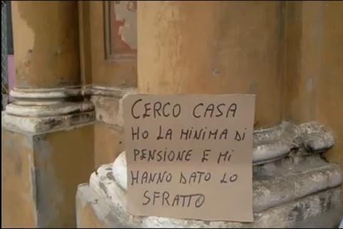La protesta davanti al comune di Imola