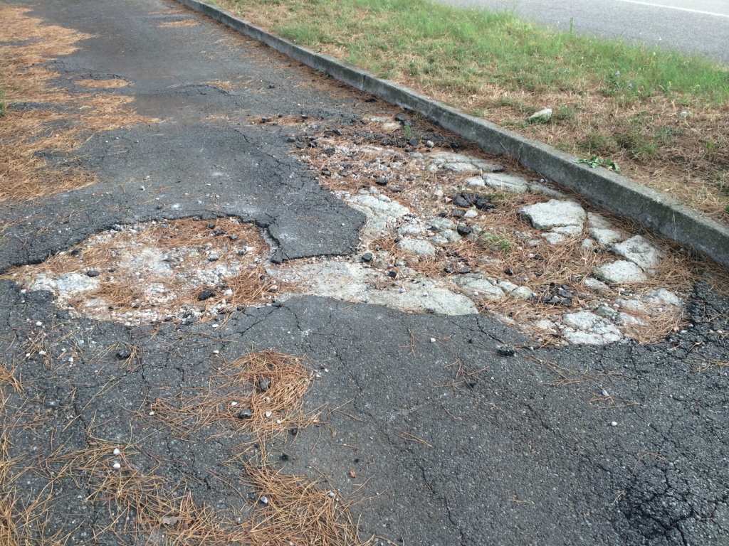 UNA PISTA CICLABILE CHE SEMBRA UN PERCORSO DI GUERRA