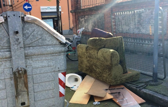 MA SONO I CITTADINI CHE ABBANDONANO I RIFIUTI O HERA CHE DICE DI LASCIARLI LI’?