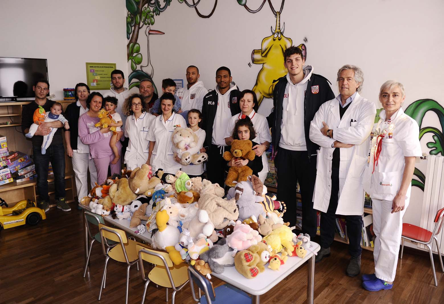 TEDDY BEAR TOSS, DONATI GLI ORSACCHIOTTI ALLA PEDIATRIA DELL’AUSL DI IMOLA