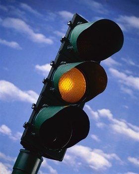 CASSAZIONE, SUFFICIENTI 3 SECONDI PER IL GIALLO AL SEMAFORO. PIOGGIA DI MULTE?