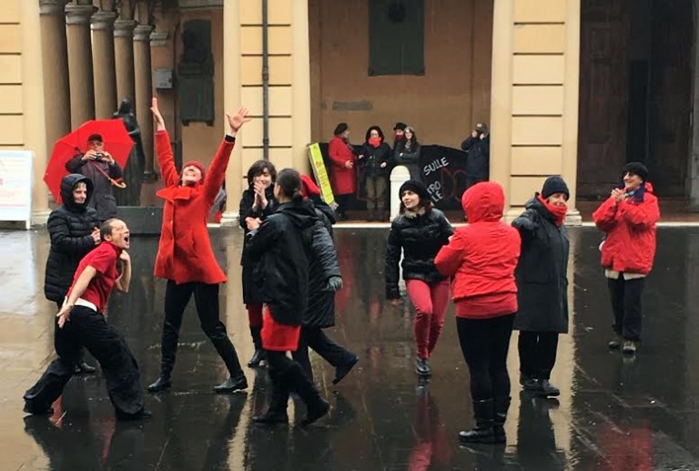 A MASSA LOMBARDA LA PIOGGIA NON FERMA LA DANZA CONTRO LA VIOLENZA SULLE DONNE