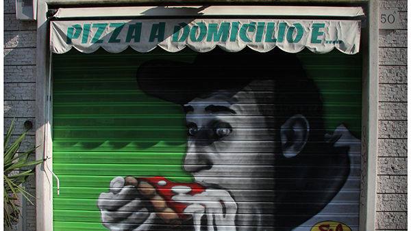 NON APPLICHIAMO IMPOSTE  SULLE SERRANDE DISEGNATE E COLORATE DEI NEGOZI.  RAVVIVIAMO LA CITTÀ E  DIAMO UN PICCOLO AIUTO AGLI ESERCENTI
