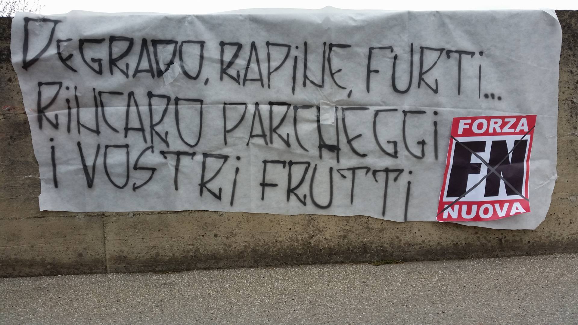 LO STRISCIONE DI FORZA NUOVA NEI PRESSI DELLA STAZIONE