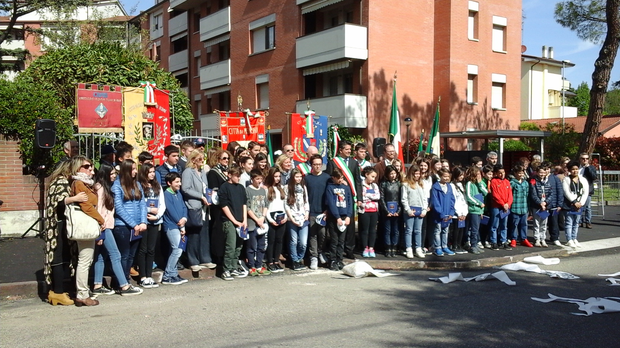 I PARTIGIANI TRUCIDATI E GETTATI NEL POZZO BECCA FATTI RIVIVERE COME EROI MICENEI NELLA PERFORMANCE DEGLI STUDENTI DELLA III B DELLA SCUOLA MEDIA ‘SANTE ZENNARO”