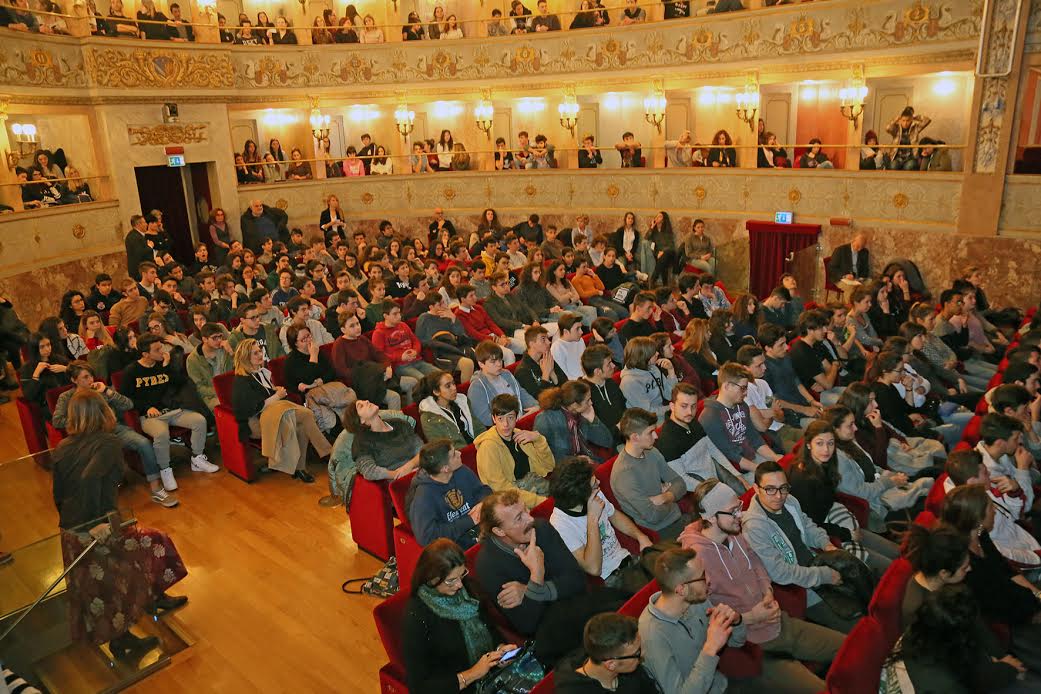 TEATRO COMUNALE “EBE STIGNANI”: CON IL SALUTO DI CRISTINA COMENCINI, AL VIA LE RECITE AL MATTINO PER LE SCUOLE