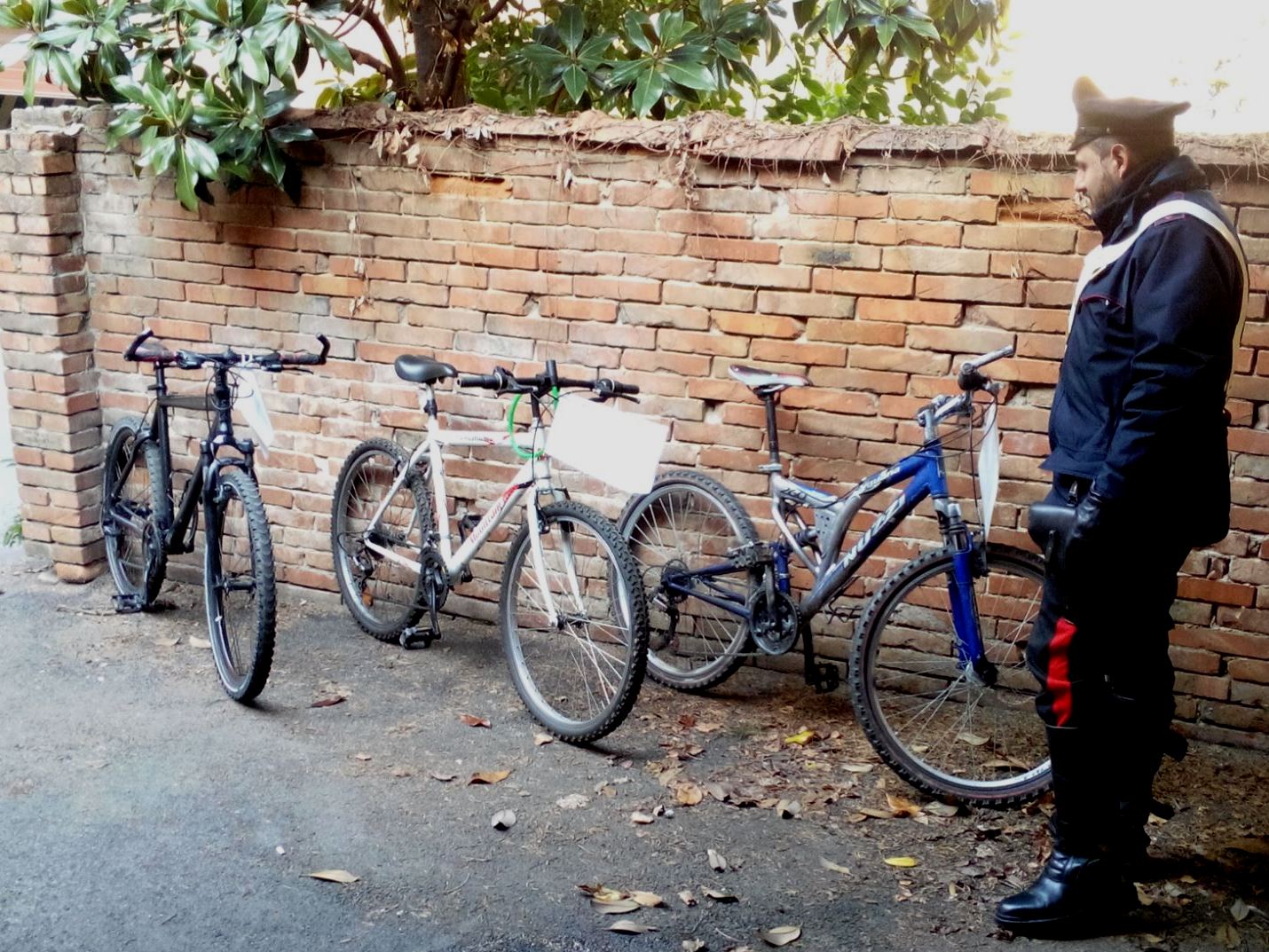 TRE CICLISTI ALBANESI FERMATI E DENUNCIATI DAI CARABINIERI