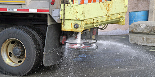 AL LAVORO I MEZZI SPARGISALE PER CERCARE DI RIDURRE I DISAGI CAUSATI DALLA PIOGGIA GELATA