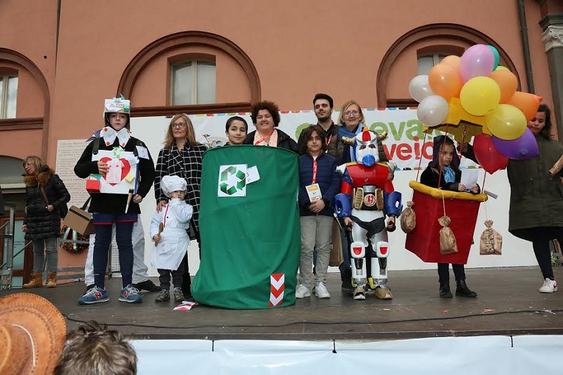 IL COSTUME DA “CAPITAN FLACONE” VINCE  IL CONCORSO “LA MASCHERA PIÙ CREATIVA”
