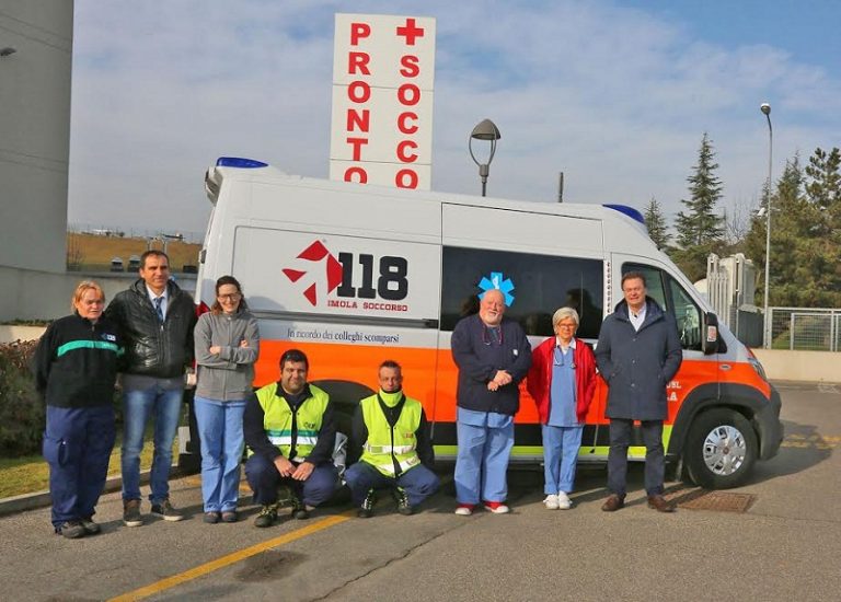 GLI OPERATORI DELL’AUSL DI IMOLA RICORDANO I LORO COLLEGHI SCOMPARSI, INTITOLANDO LORO UN’AMBULANZA.