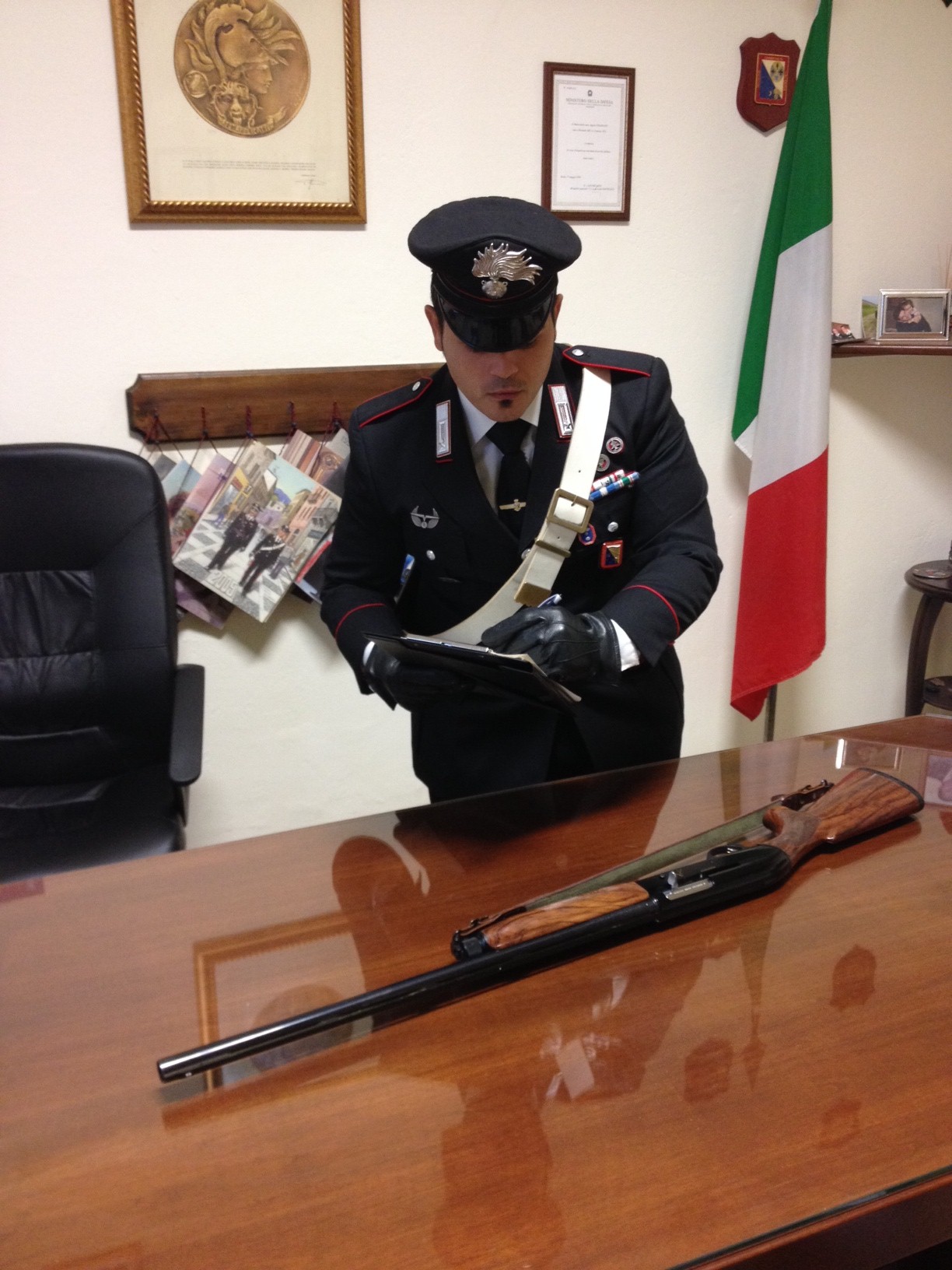 IMOLA – “ALTO LÀ! CHI VA LÀ? FERMO O SPARO!”: SCAMBIA IL VICINO DI CASA PER UN LADRO E SPARA UNA FUCILATA.