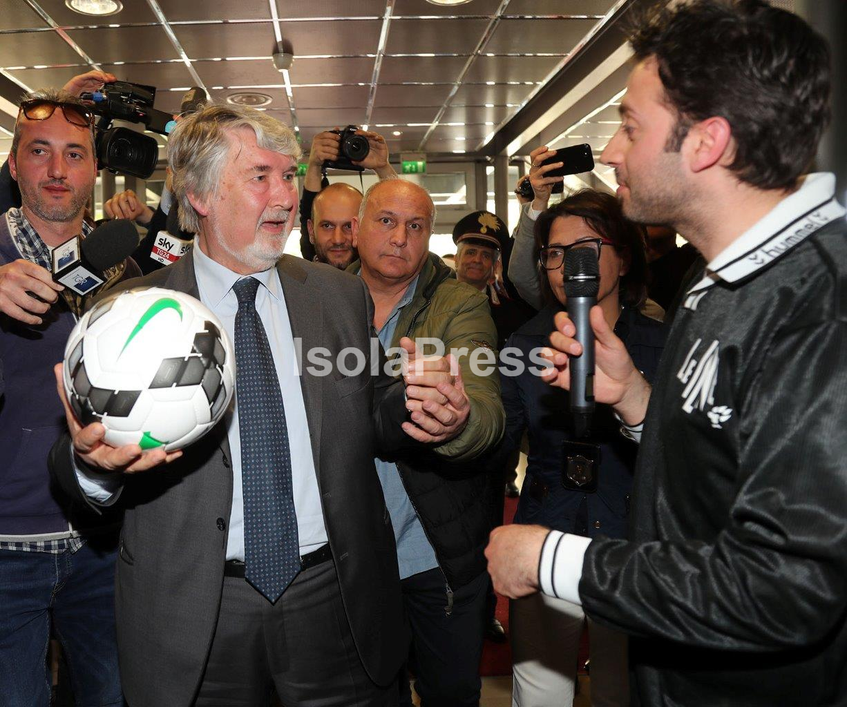 LE IENE AL LAVORO CON POLETTI, MINISTRO DEL “CALCETTO”