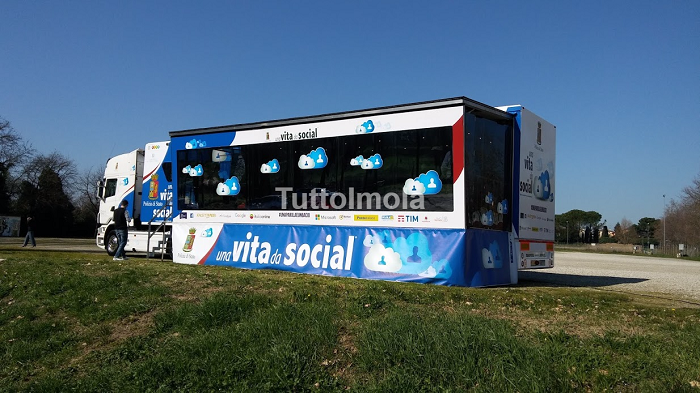 RISCHI DELLA RETE & CYBERBULLISMO, A IMOLA IL TRUCK ALLESTITO DELLA POLIZIA DI STATO