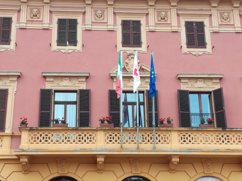Dozza: il Comune accoglie la proposta dell’ANCI  esponendo la Bandiera della Croce Rossa dal Municipio in occasione della Giornata Mondiale dell’8 maggio