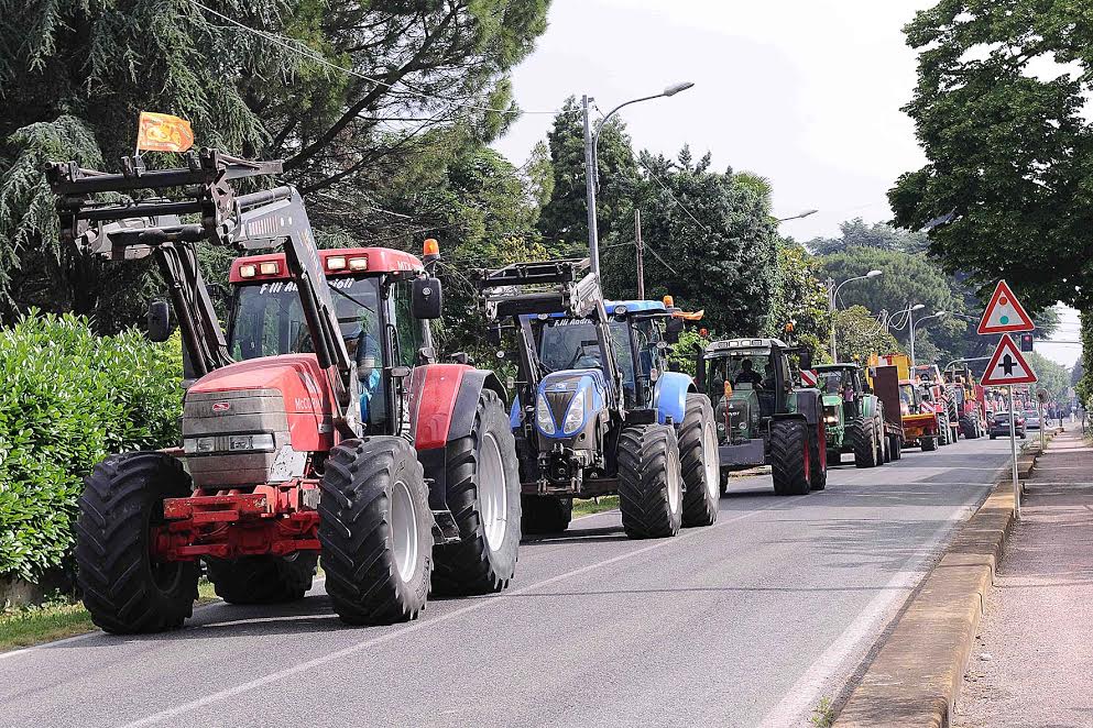 UN’OTTANTINA DI TRATTORI IN SFILATA DA MORDANO FINO A IMOLA