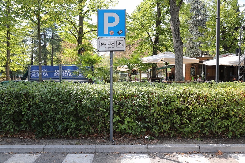 “VIA ROMEO GALLI, I PARCHEGGI ANTISTANTI AL BAR SONO UNA FONTE DI MULTE INASPETTATE”