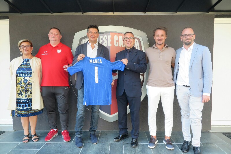 LA NAZIONALE UNDER 20 DONA LA MAGLIA AZZURRA AL SINDACO MANCA