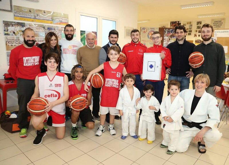 Donati cinque palloni da basket e una cassetta del pronto soccorso alle società sportive che si allenano alla palestra Ravaglia