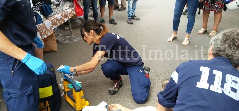 IMOLA MALORE AL MERCATO, ANZIANO SBATTE GRAVEMENTE LA TESTA