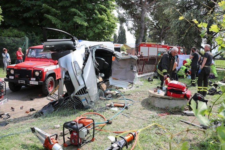LINARO INCIDENTE STRADALE AUTO RIBALTATA