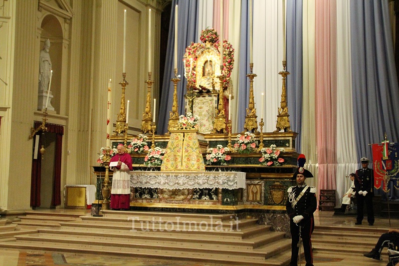 IL SALUTO DEL VESCOVO GHIRELLI ALL’IMMAGINE DELLA B.V. DEL PIRATELLO CATTEDRALE DI IMOLA