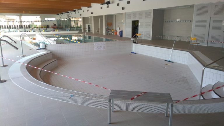 IMPIANTO SPORTIVO ORTIGNOLA: SOPRALLUOGO DEGLI ASSESSORI FRATI E CAVINA AL CANTIERE PER IL RIFACIMENTO DELLA PAVIMENTAZIONE DELLA VASCA BABY