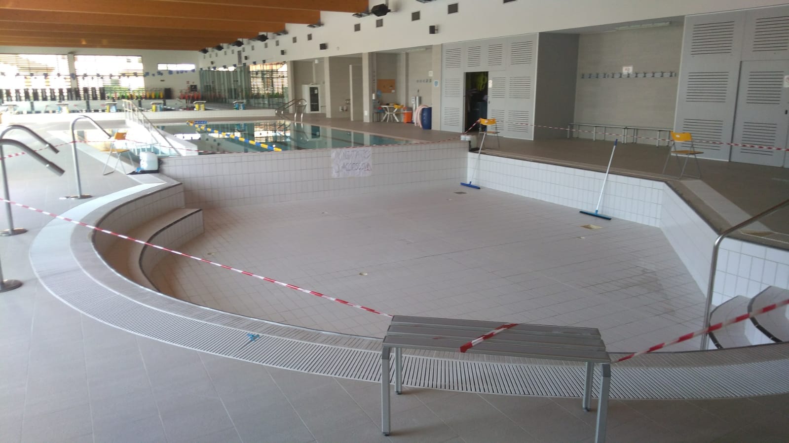 IMPIANTO SPORTIVO ORTIGNOLA:  SOPRALLUOGO DEGLI ASSESSORI FRATI E CAVINA AL CANTIERE  PER IL RIFACIMENTO DELLA PAVIMENTAZIONE DELLA VASCA BABY