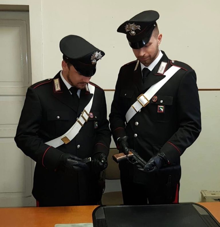 CASTEL SAN PIETRO TERME MOLDAVO VESTITO IN MIMETICA ESTRAE UNA PISTOLA E SPARA