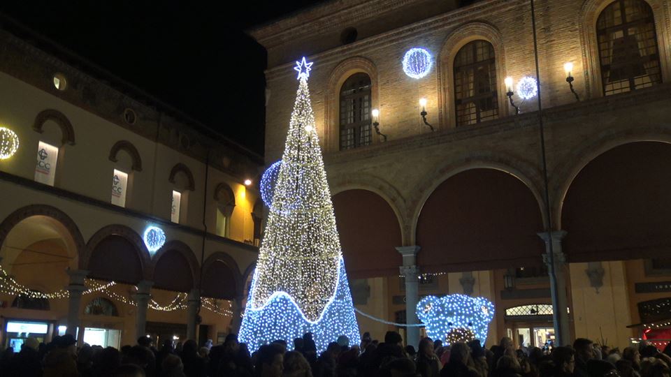 CON “IMOLA CHRISTMAS VILLAGE” PUOI FARE SHOPPING IN CENTRO