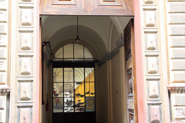 IMOLA MAESTRA DI SCUOLA FINISCE AI DOMICILIARI PER MALTRATTAMENTI AI BAMBINI STRANIERI