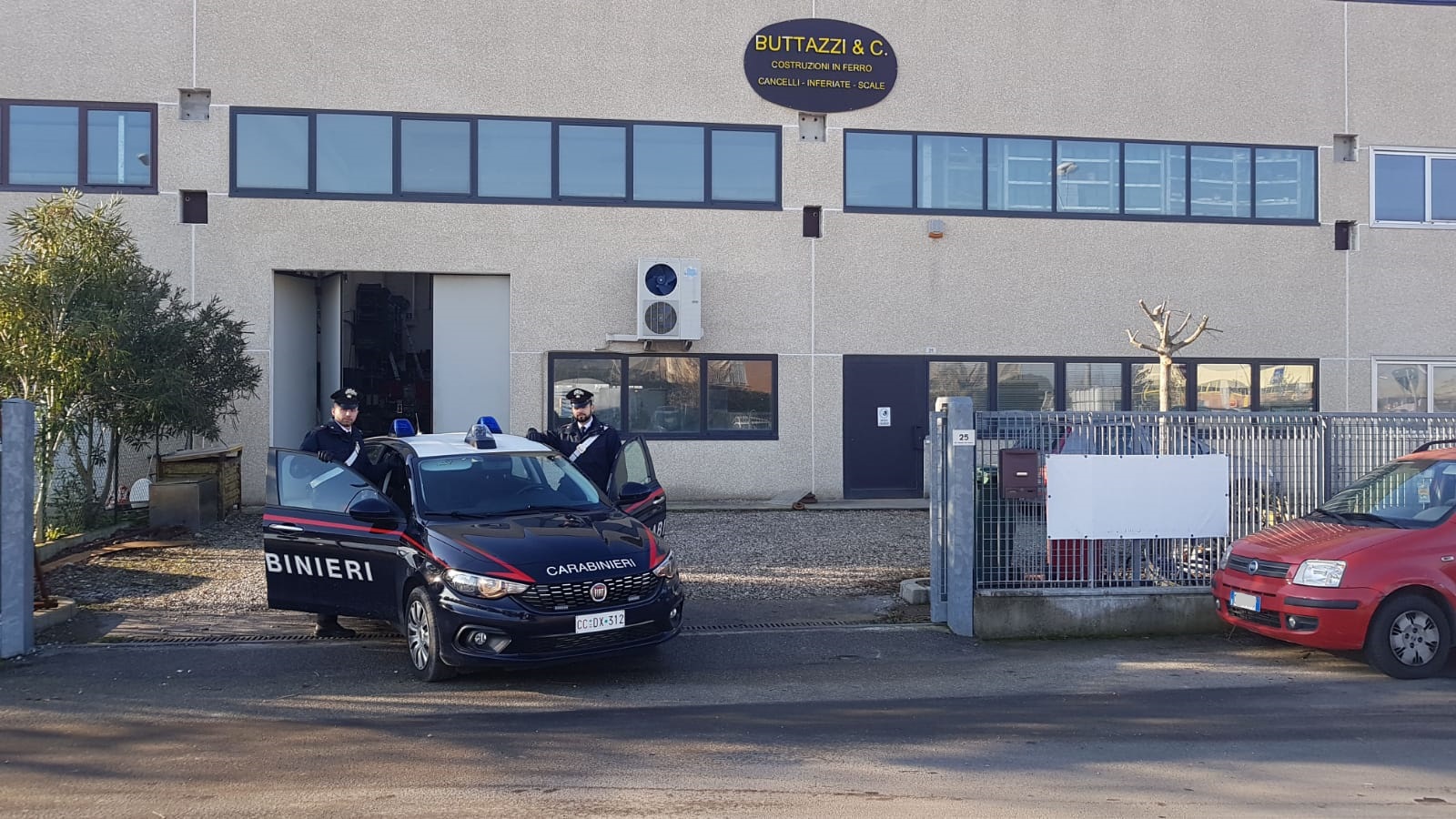 MEDICINA  TENTATA RAPINA IMPROPRIA IN AZIENDA  INTERVENGONO I CARABINIERI DELLA TENENZA