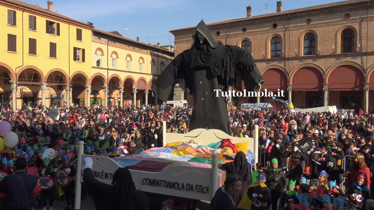 ALLEGRIA GRANDE SUCCESSO PER 22.A EDIZIONE DEL CARNAVALE DEI FANTAVEICOLI, MIGLIAIA DI PERSONE IN PIAZZA