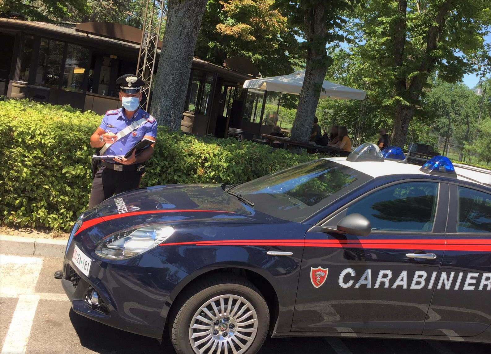 Sono dieci i ragazzi denunciati dai carabinieri per aver pestato un diciassettenne in via Romeo Galli