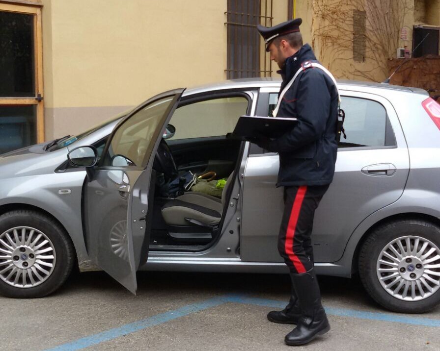 Abbandonano il figlio di due anni nel seggiolino dell’auto, per andare a rubare dei capi di abbigliamento