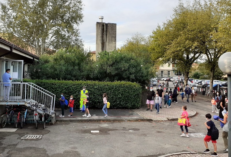 Castel San Pietro Terme -Scuole Volontari COC in servizio davanti alle scuole