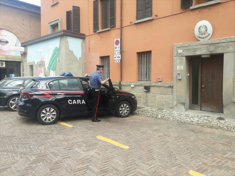 Dozza -Denunciati un investigatore privato e un titolare di un negozio di telefonia mobile