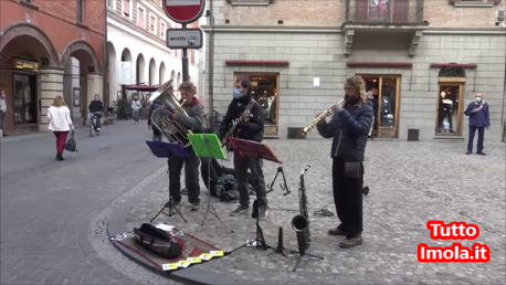 Banda REI – Musicisti di strada un po’ speciali, molto professionali (Video)