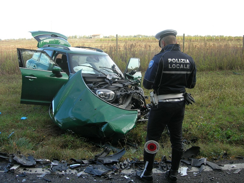 CSPT – Giovane su Bmw investe Mini con a bordo mamma e bimbo di 3 anni.