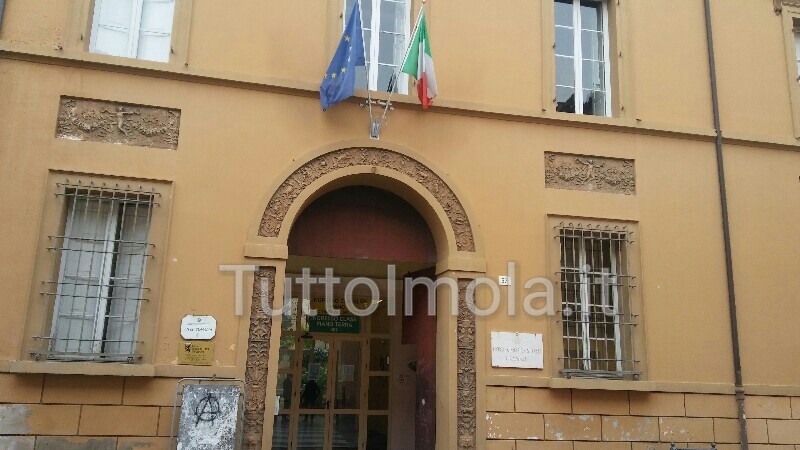 “STUDENTI DEL LICEO ALESSANDRO DA IMOLA IN QUARANTENA PER ERRORE. LE AUSL HANNO DATO INDICAZIONI CHIARE ALLE SCUOLE SULLA GESTIONE DEI POSITIVI?”
