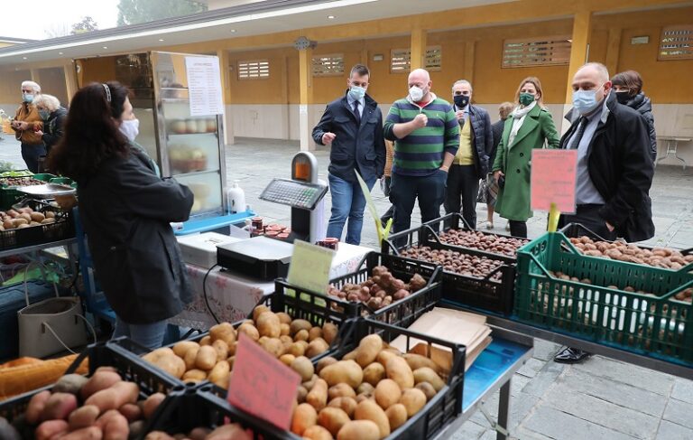 Mercato ortofrutticolo – La giunta comunale in visita  “per uno scambio di opinioni con i produttori”.