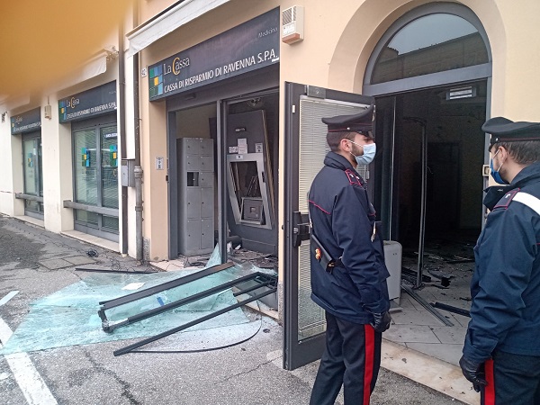 Medicina – Esplosione nella notte, assalto al bancomat