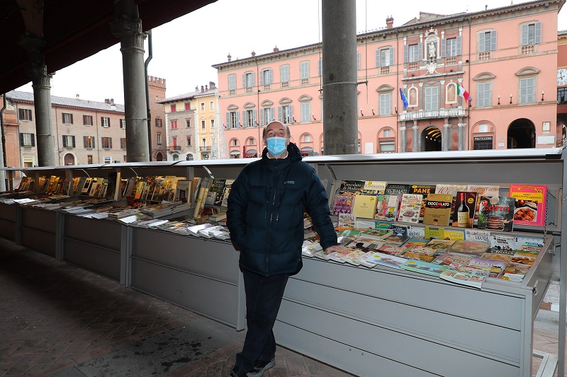 Moreno Sindoni lo storico libraio con i banchi allestiti lungo il portico Sersanti va in pensione.
