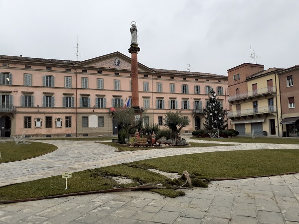 CSPT – Rovinato da ignoti una parte del prato allestito in piazza per il periodo natalizio