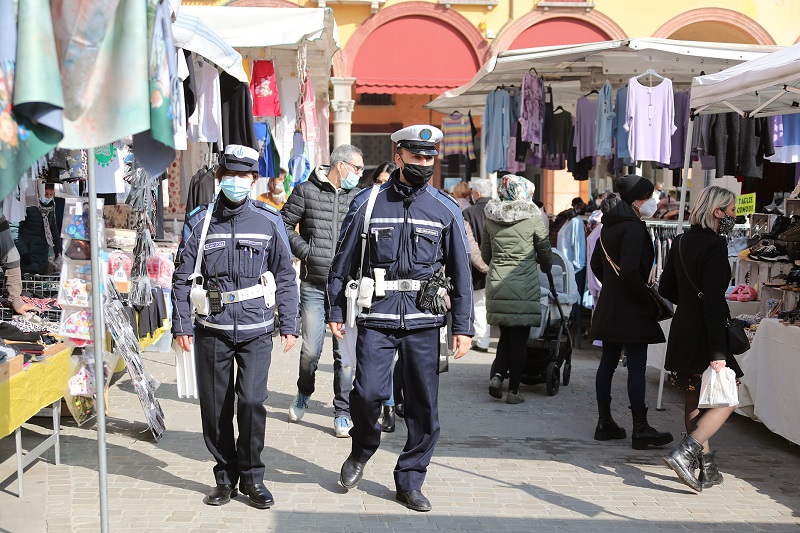 MERCATO AMBULANTE, COMUNE: ” LA POLIZIA LOCALE NON HA RISCONTRATO VIOLAZIONI ALLE NORME”