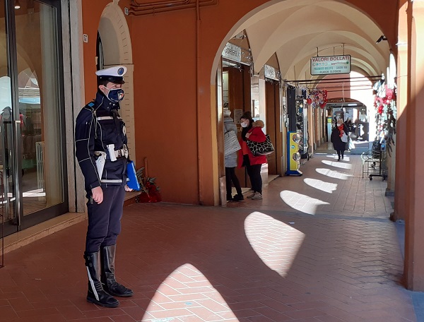 CSPT – Polizia Locale riconosce e ferma una pregiudicata imolese:  sequestrata la refurtiva, denunciata per furto e altri reati