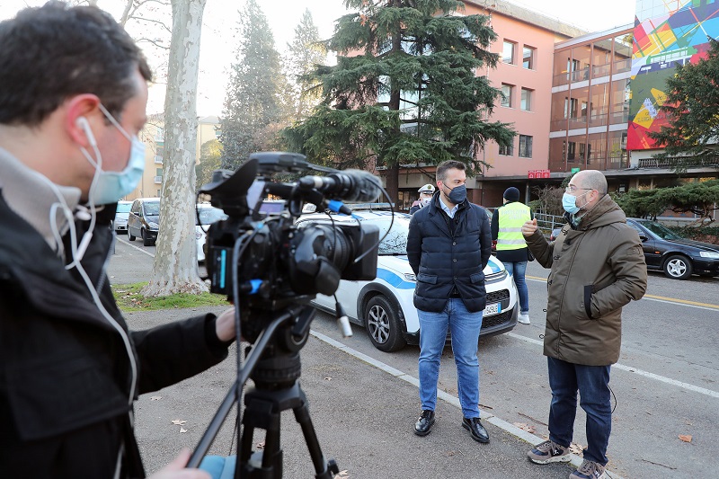 SKY A IMOLA PER UN SERVIZIO SUI CONTROLLI DAVANTI ALLE SCUOLE